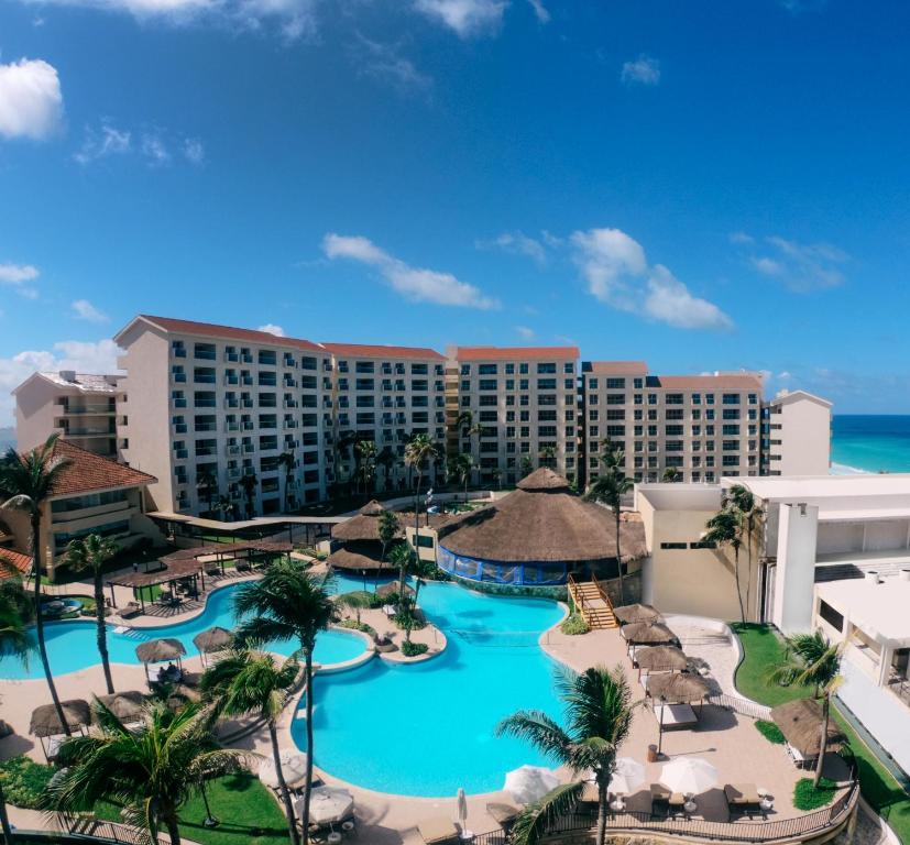 una vista aérea del complejo con piscina en Emporio Cancun - Optional All Inclusive en Cancún