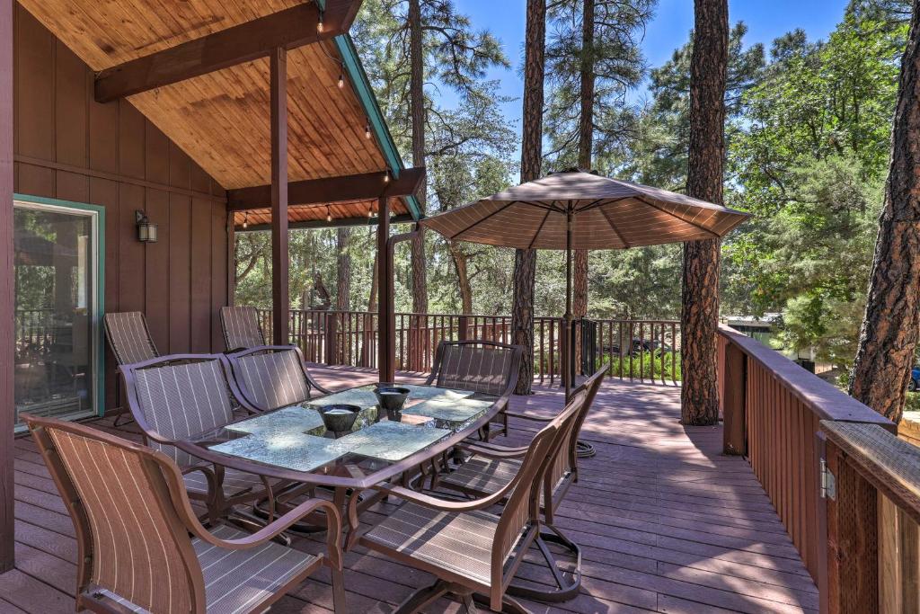 Balkón nebo terasa v ubytování Deck with Wooded Views Rustic-Chic Prescott Cabin!