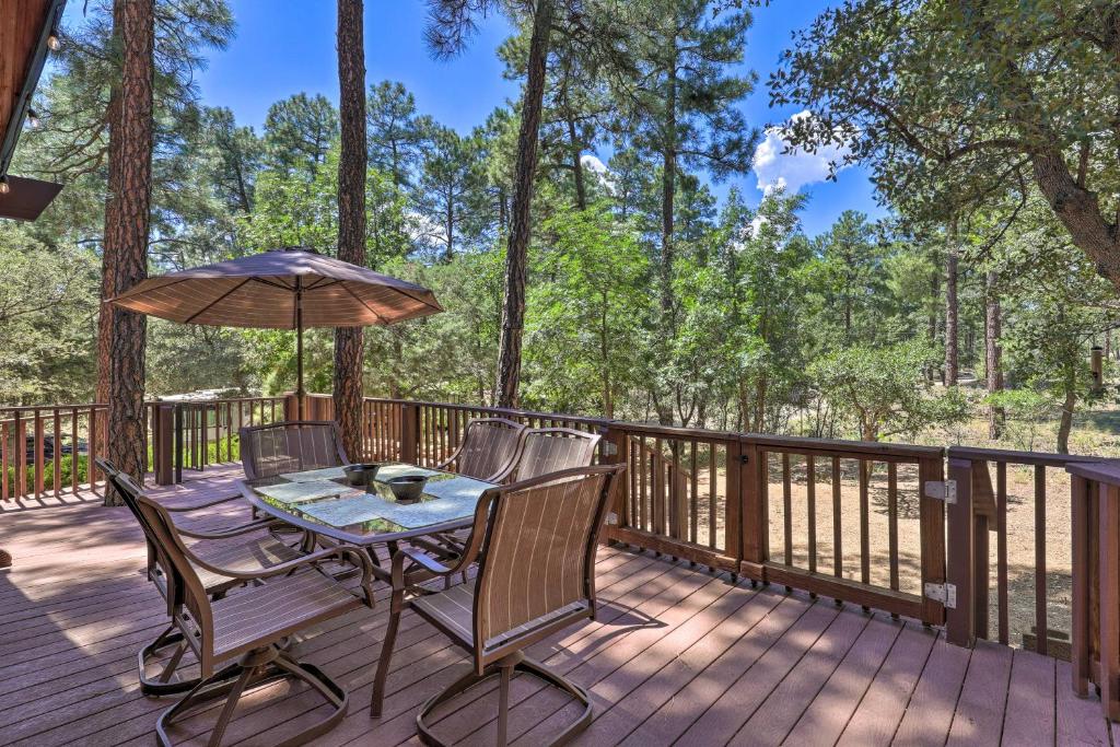 Balkón nebo terasa v ubytování Deck with Wooded Views Rustic-Chic Prescott Cabin!