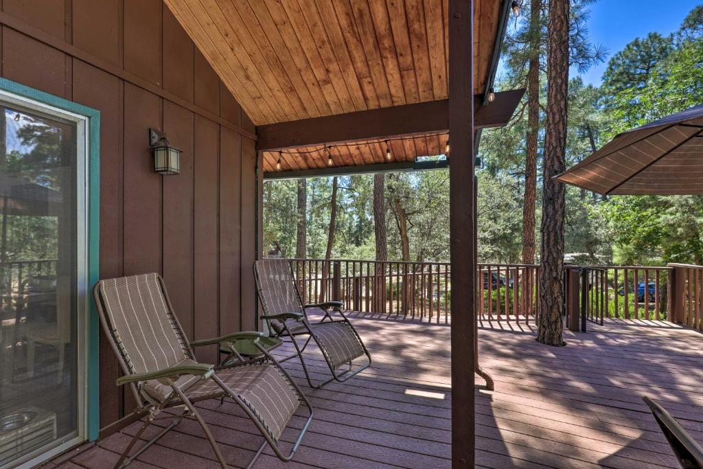 Balkón nebo terasa v ubytování Deck with Wooded Views Rustic-Chic Prescott Cabin!