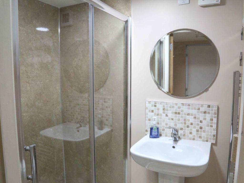 A bathroom at Belfast Serviced Apartments - Belgravia 