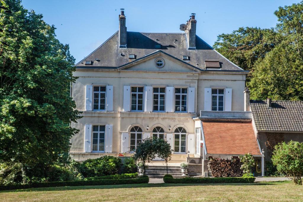 a large white house with a roof at Maison Grandsire Logis de Charme in Saint-Léonard