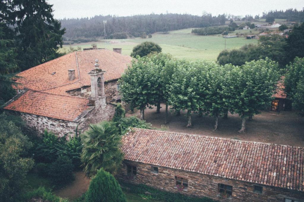 una vista aérea de una casa con un montón de árboles en Pazo de Andeade, en Andeade