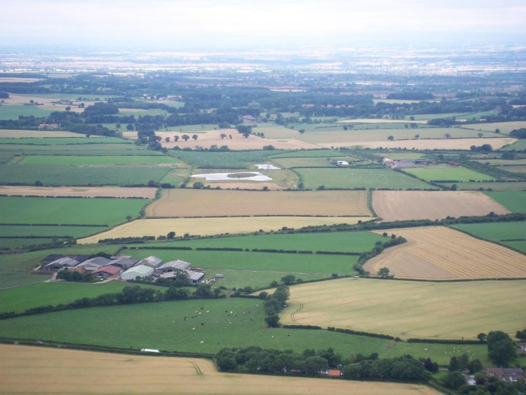 Nunthorpe的住宿－Blackthorn Gate，享有田野和农场的空中景致