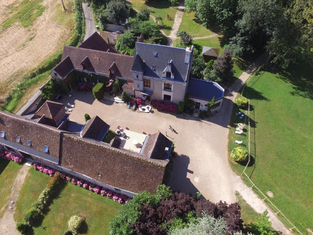una vista aérea de una casa grande con patio en Manoir de la Maison Blanche en Amboise