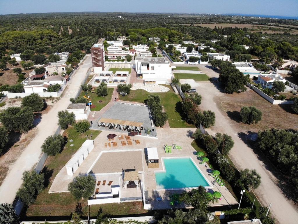 vista aerea su una grande tenuta con piscina di Boomerang Residence a Torre Colimena a Torre Colimena