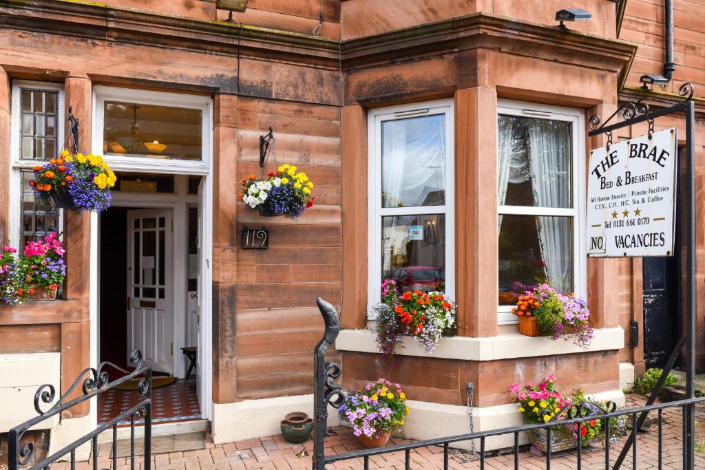 een gebouw met bloembakken aan de voorkant bij Brae Guest House in Edinburgh