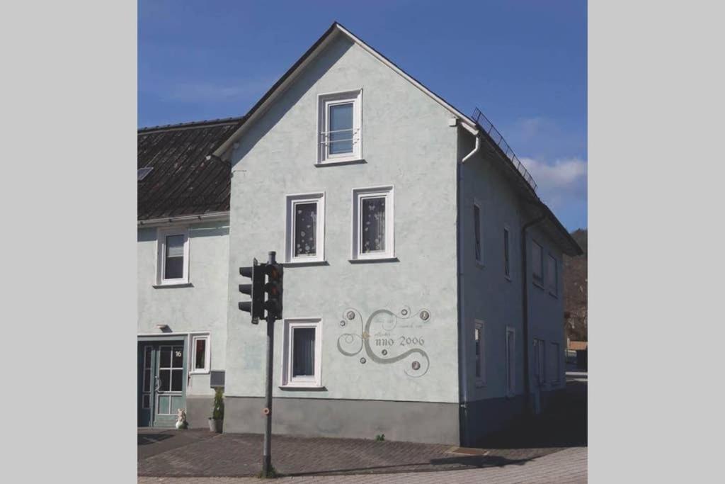 um edifício com uma pintura ao lado dele em Ferienwohnung Bad Laasphe em Bad Laasphe