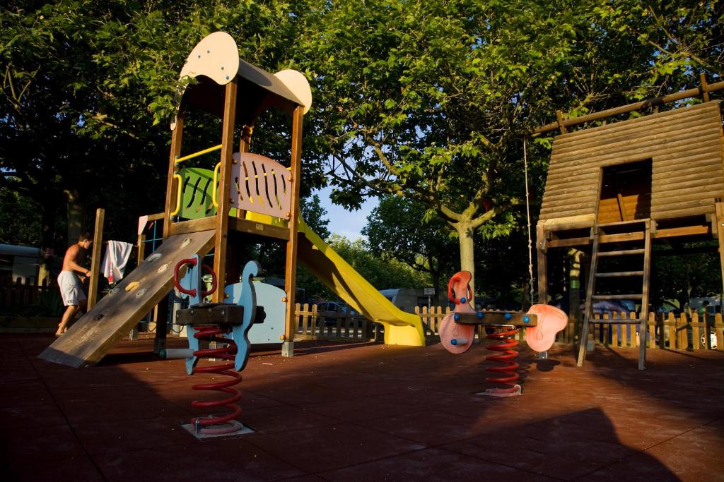 einen Spielplatz mit Rutsche und Rutsche in der Unterkunft Camping Ezcaba in Maquirriain