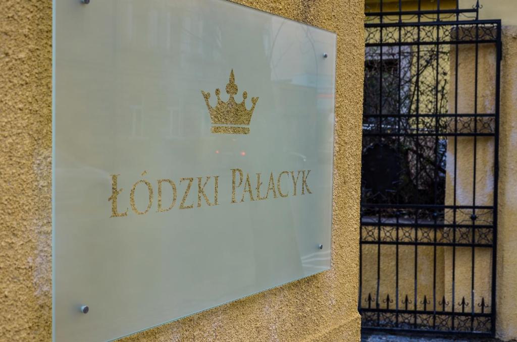 Certifikat, nagrada, logo ili neki drugi dokument izložen u objektu Łódzki Pałacyk - Pokoje hostelowe