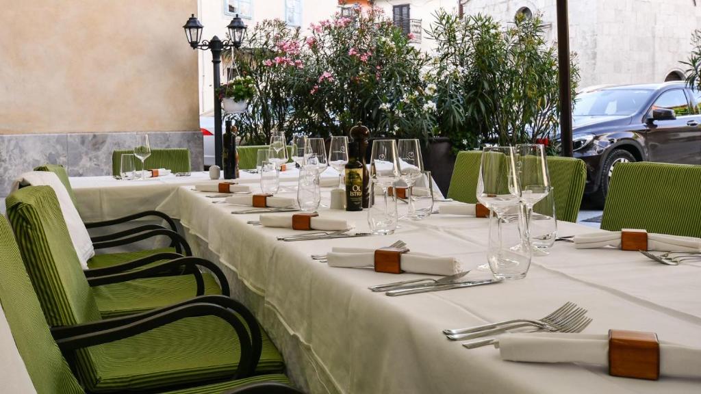 Reštaurácia alebo iné gastronomické zariadenie v ubytovaní Heritage Hotel Kukuriku