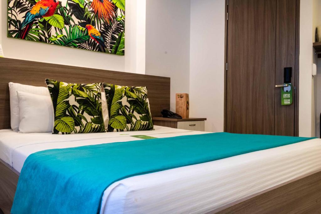 Postel nebo postele na pokoji v ubytování Lleras Green Hotel