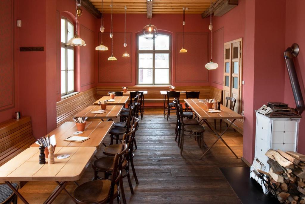 Reštaurácia alebo iné gastronomické zariadenie v ubytovaní Pivovar Řevnice