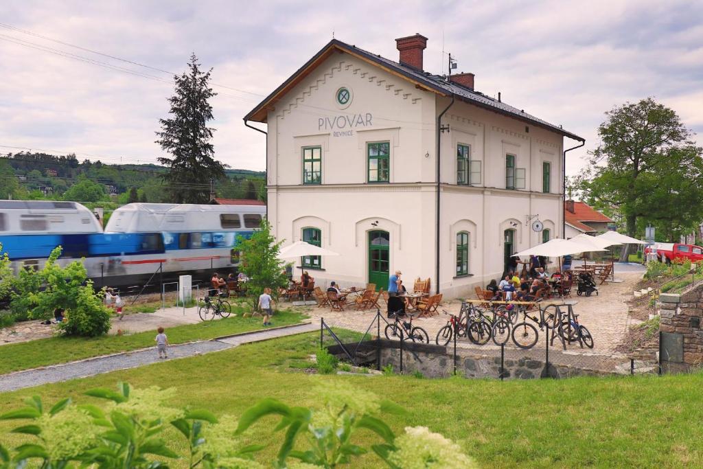 Vonkajšia záhrada v ubytovaní Pivovar Řevnice