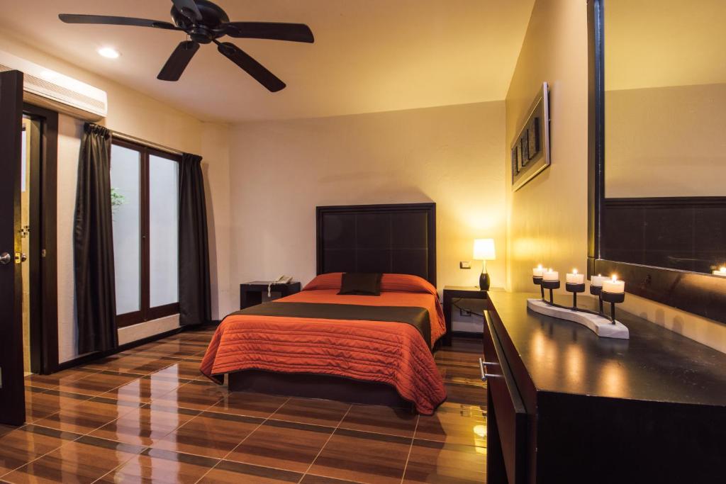 a bedroom with a bed and a ceiling fan at Hotel Majova Inn Xalapa in Xalapa