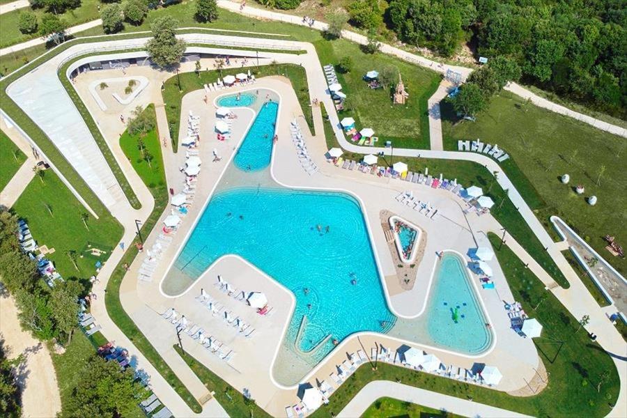 Bazén v ubytování Apartmani Đokić nebo v jeho okolí