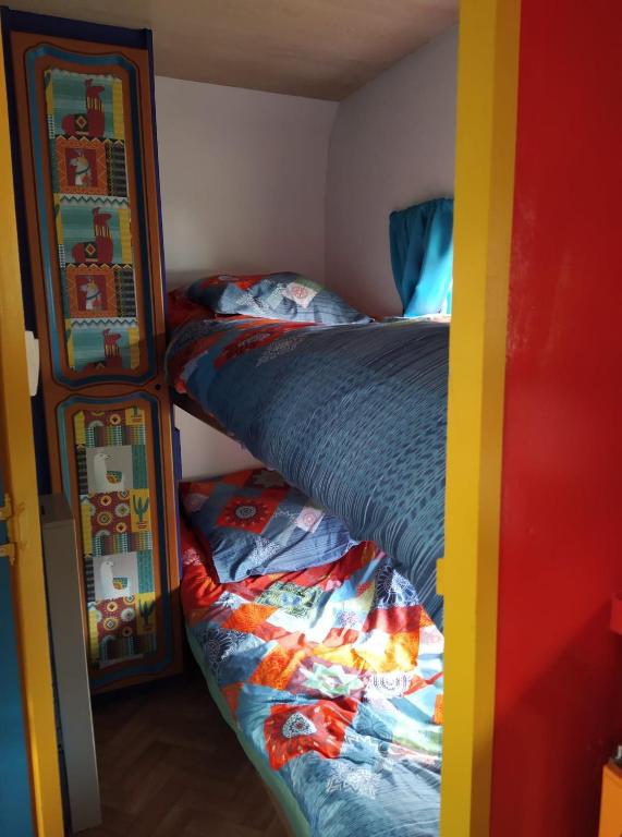 Postel nebo postele na pokoji v ubytování caradjango , caravane chauffée et climatisée