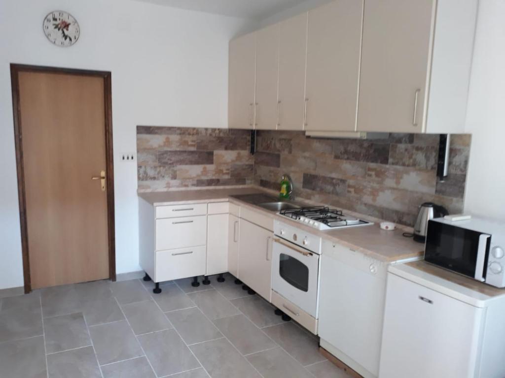 Kuchyň nebo kuchyňský kout v ubytování Apartments Jurlina