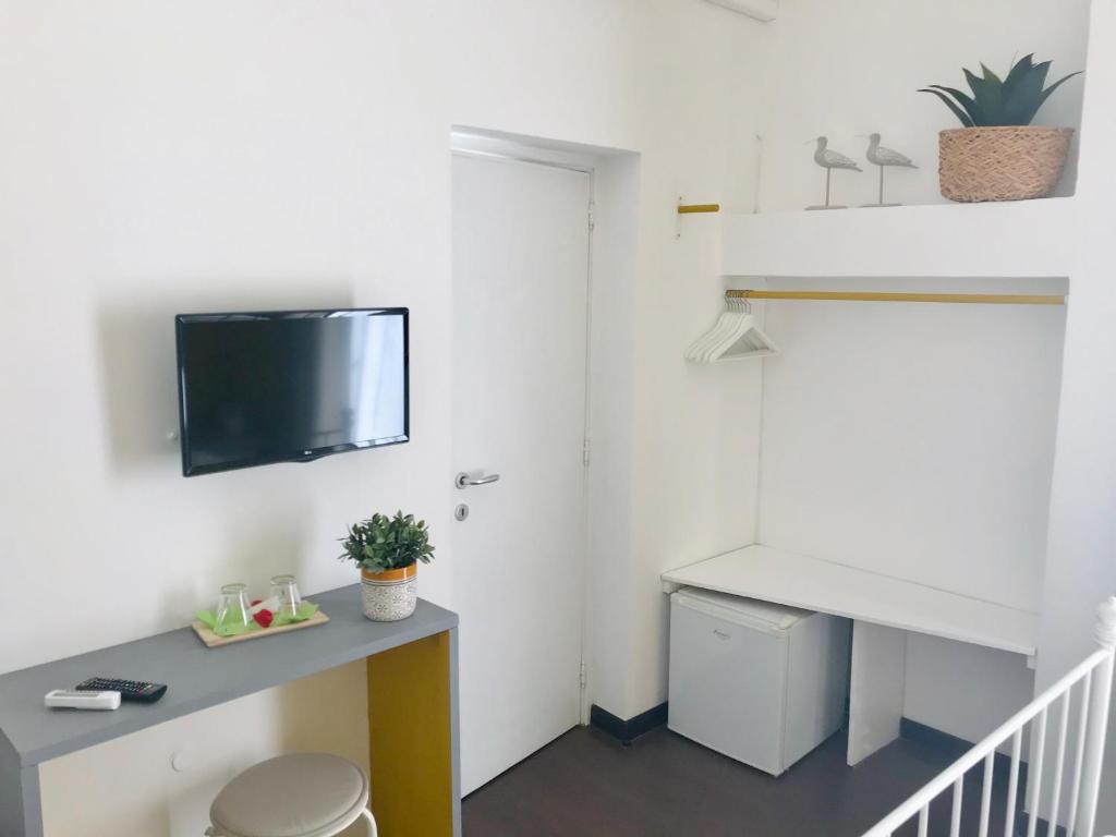 TV a/nebo společenská místnost v ubytování Matinee Rooms