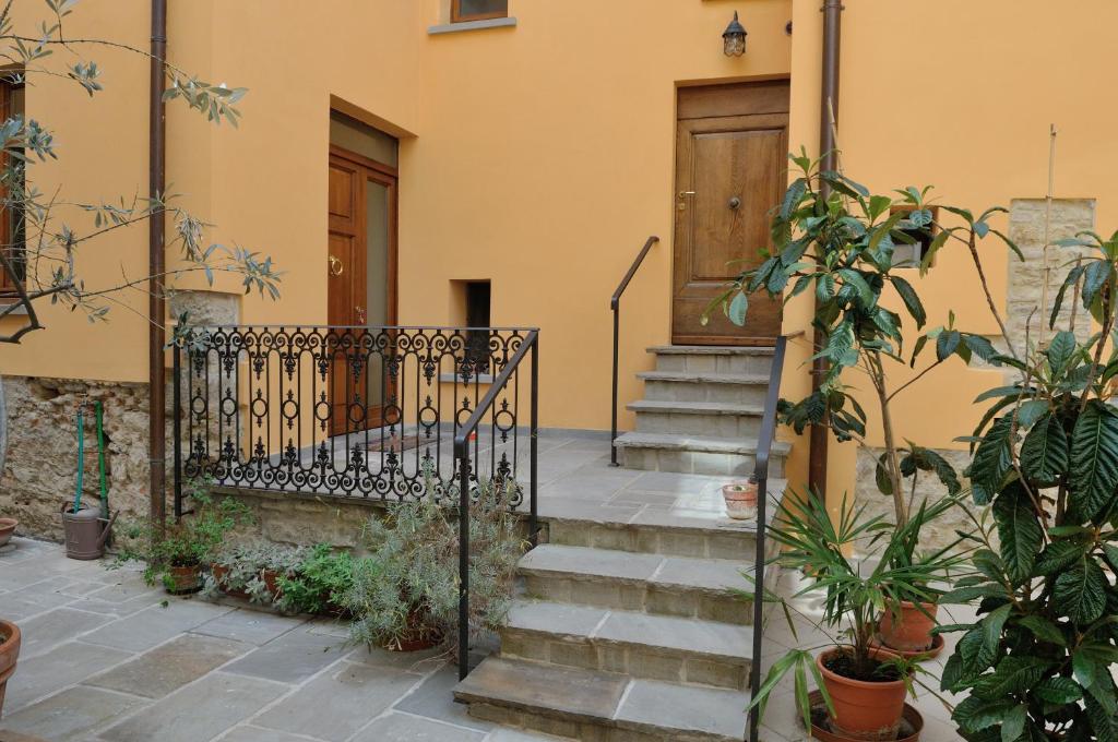 um conjunto de escadas que levam a uma casa com uma porta em La Corte em Arezzo