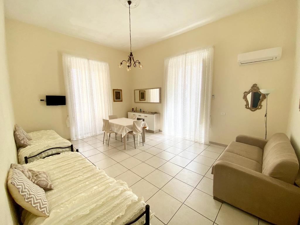 um quarto com uma cama, um sofá e uma mesa em Summerhome em Nápoles
