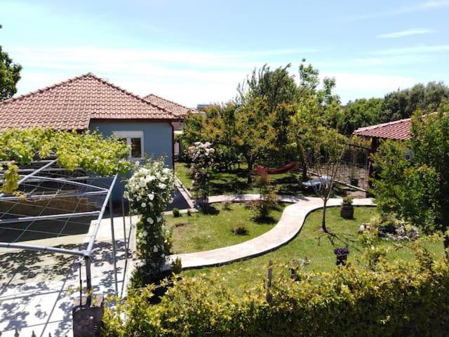 einen Garten mit einem Gehweg im Hof in der Unterkunft Villa Viktoria Halkidiki in Néa Sílata