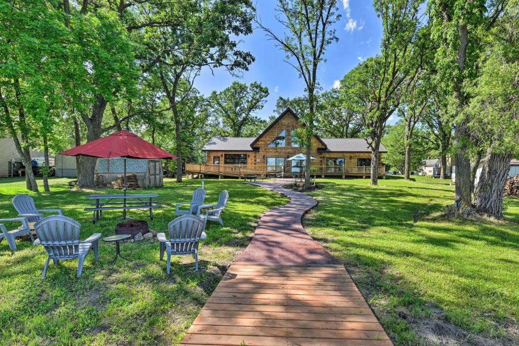 ein Weg mit Stühlen und einem Haus im Hintergrund in der Unterkunft Spacious Pearl Lake Retreat with Yard and Private Dock in Cold Spring