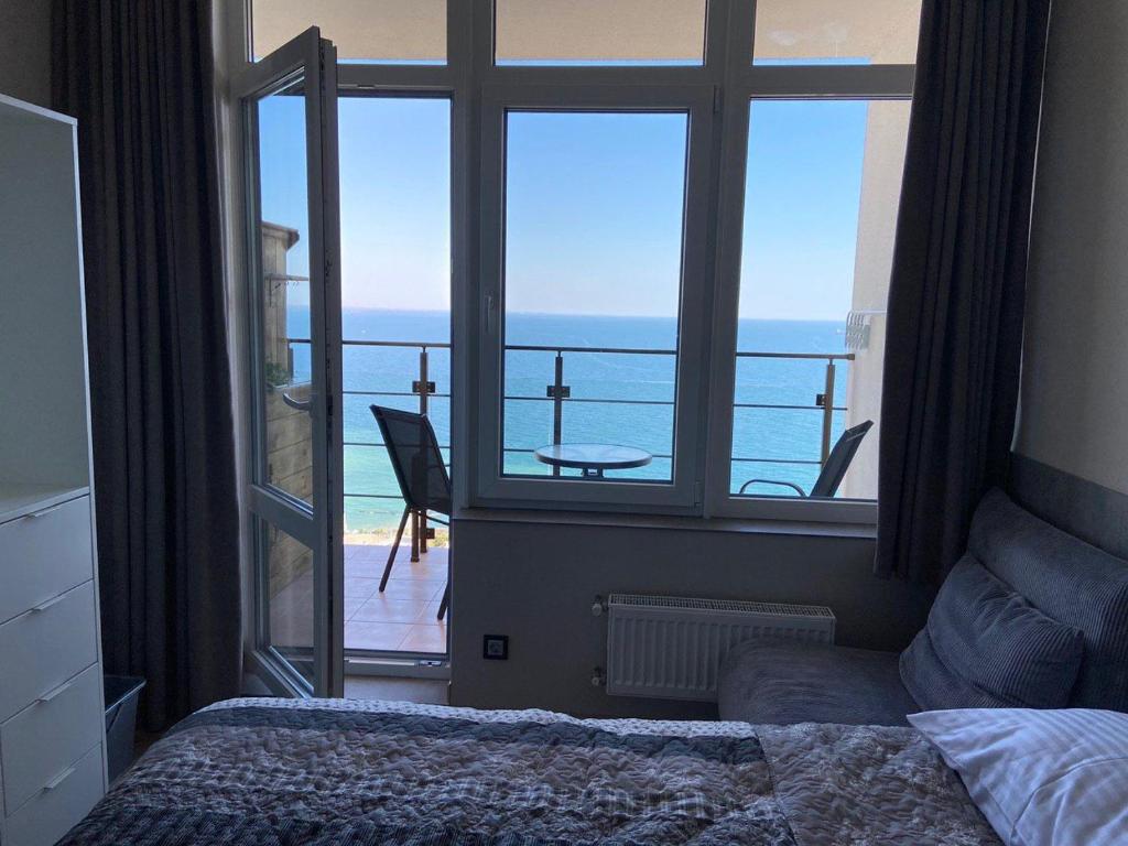 um quarto com vista para o oceano a partir de uma varanda em Arcadia apartment & sea terrace em Odessa