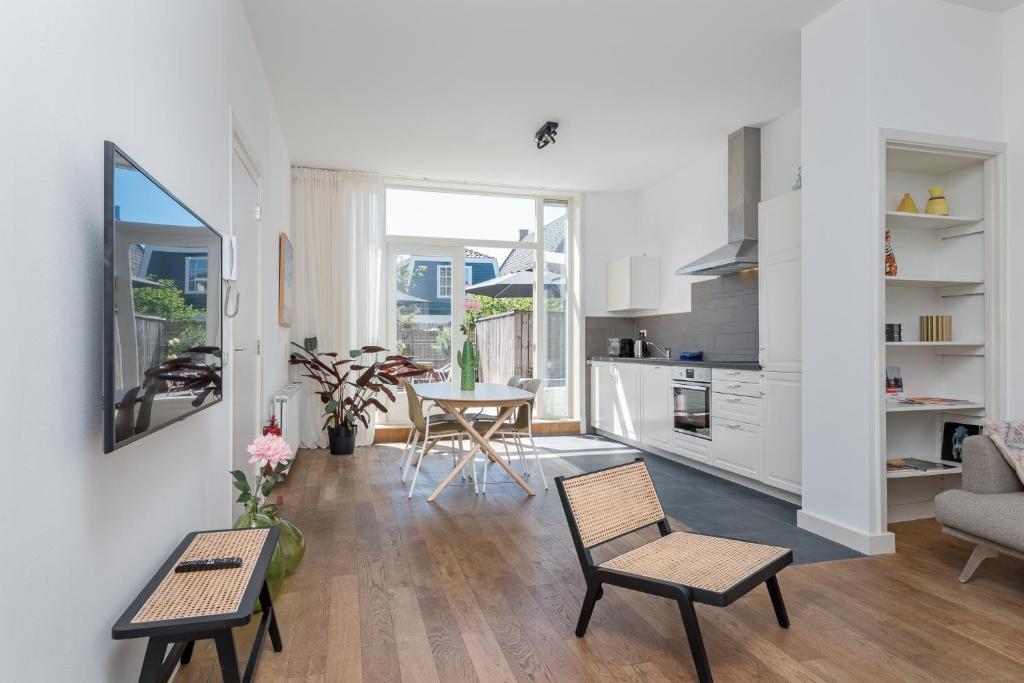 een keuken en een woonkamer met een tafel en stoelen bij Charming Apartments in Alkmaar