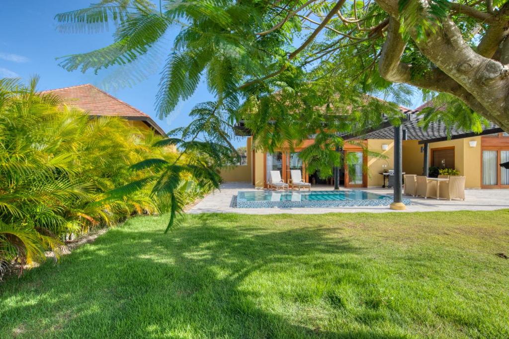 un’immagine di una casa con cortile di ileverde 82 - Garden villa a Punta Cana