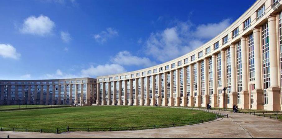 un grand bâtiment avec une pelouse devant lui dans l'établissement Appartement T3 sur l'esplanade de l'europe, à Montpellier