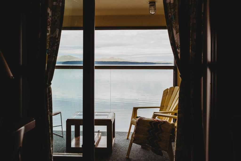 una vista sull'acqua da una camera con finestra di The Oceanfront Hotel a Sointula