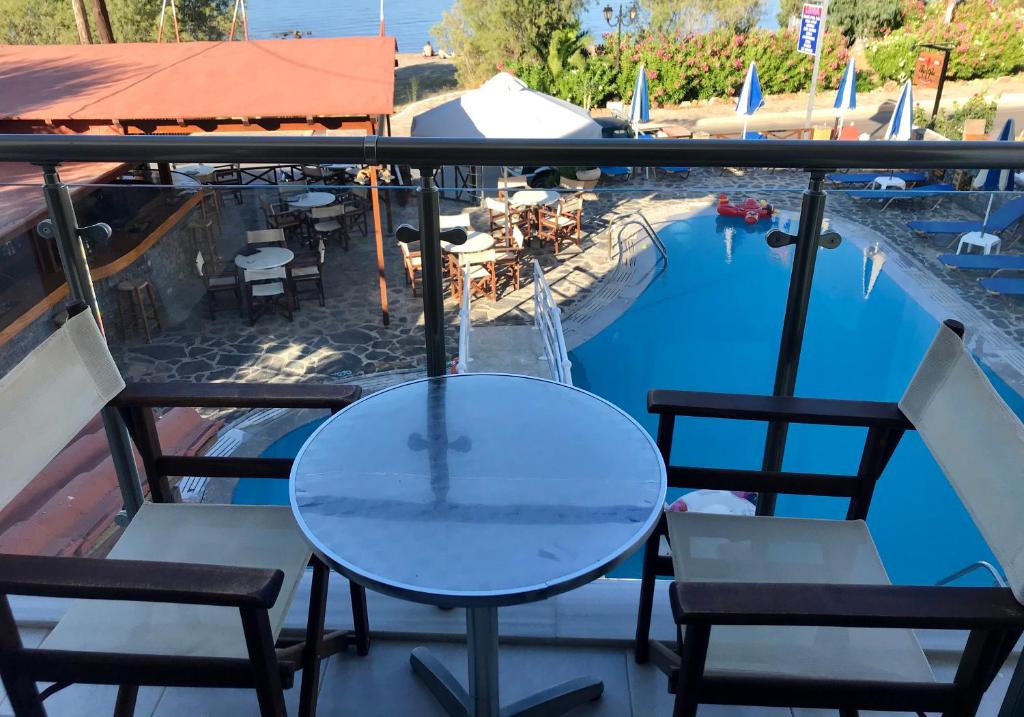 Bazén v ubytování Lena Apartments nebo v jeho okolí