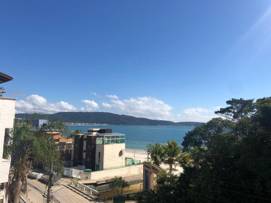 Apartamento Frente Mar com 02 suítes