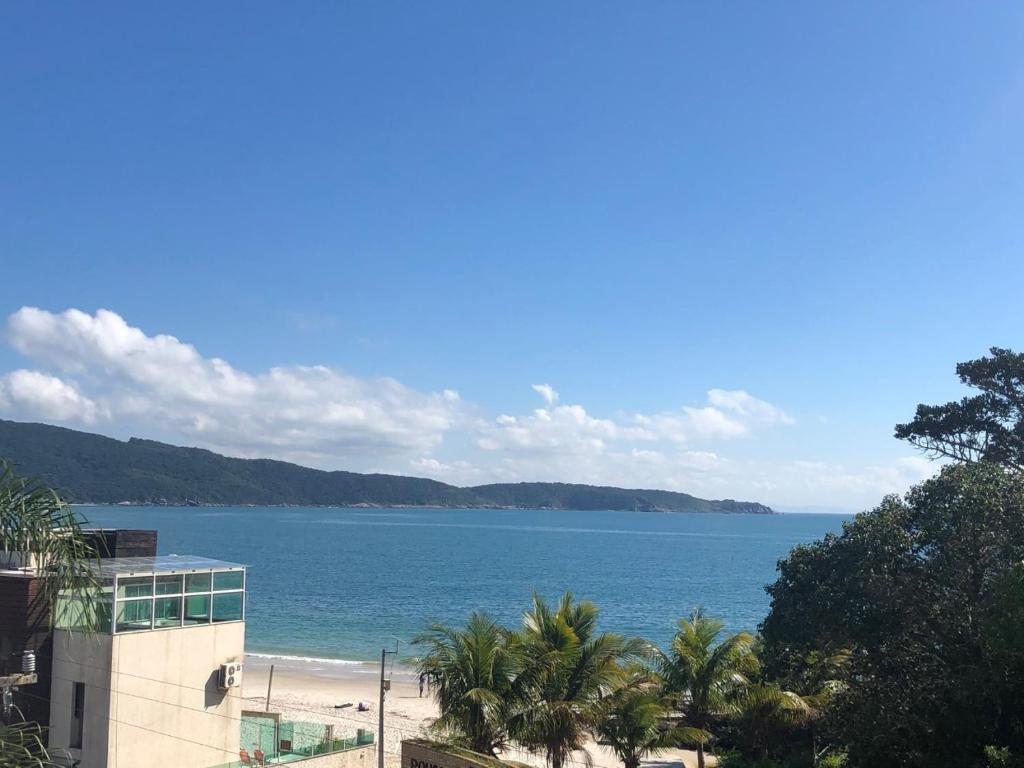  Apartamento Frente Mar com 02 suítes