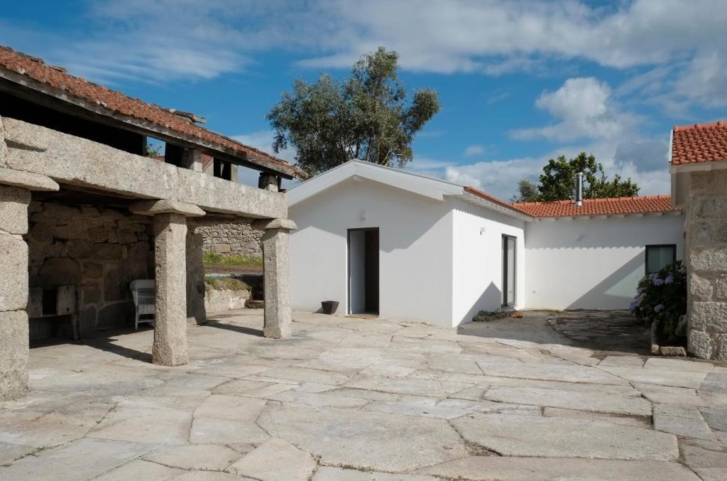 un patio de una casa con un patio de piedra en Casa Cândida, en Abadim