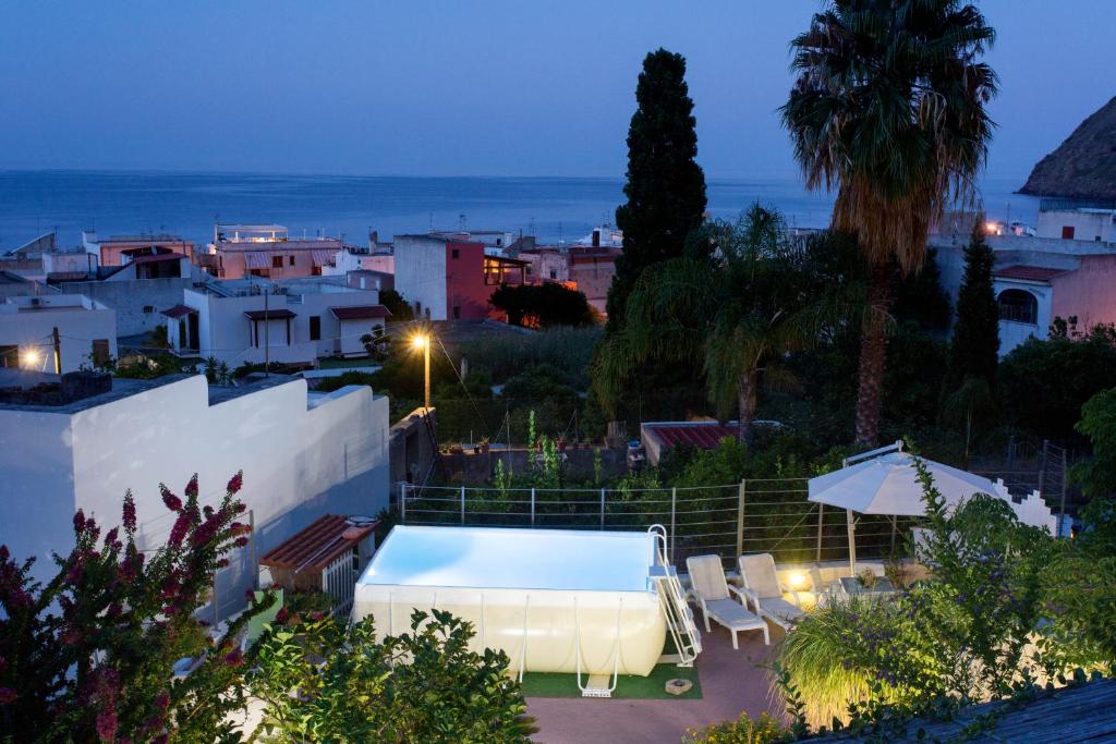 uma vista para uma piscina num quintal à noite em Villa Agrumeto em Lipari