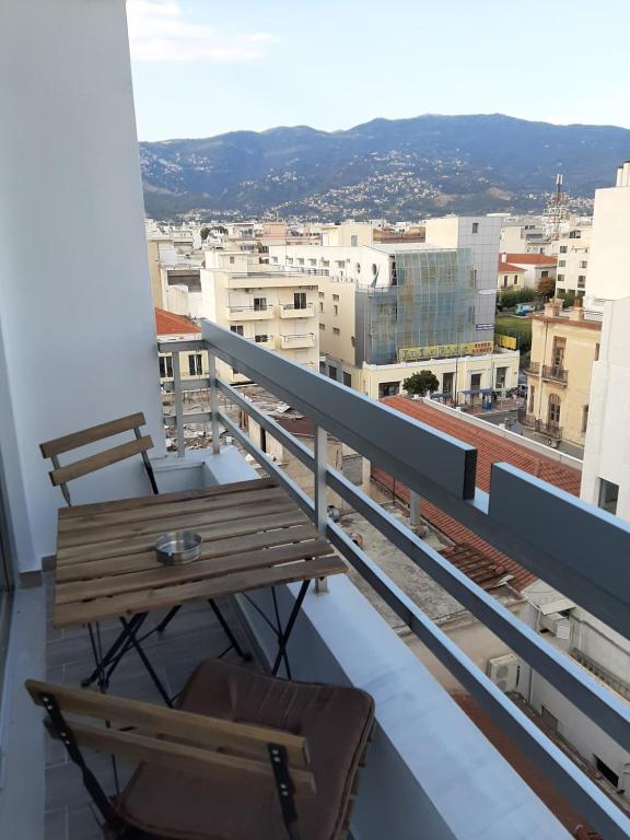 una mesa y una silla en un balcón con vistas en Central Mark Loft, en Volos