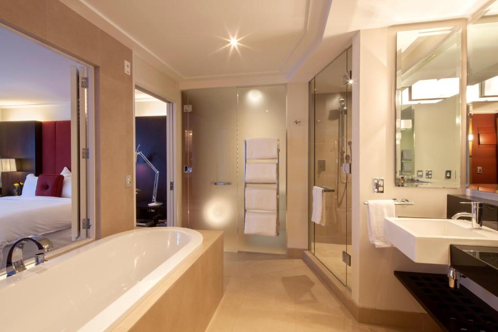 The Spire Hotel - Resim 3