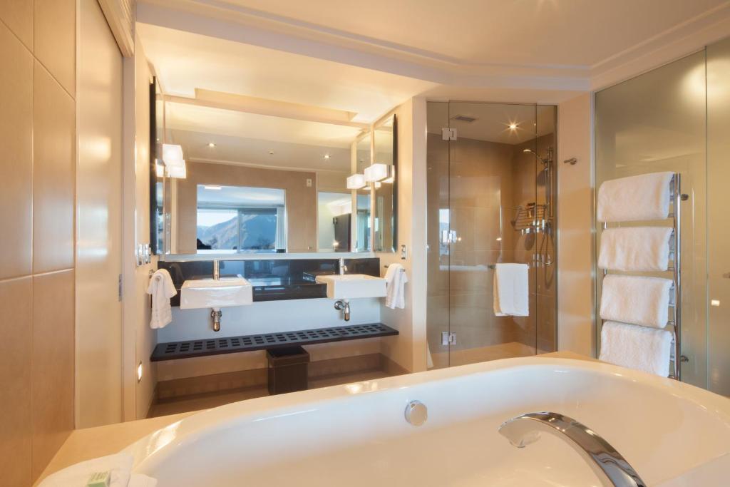 The Spire Hotel - Resim 11