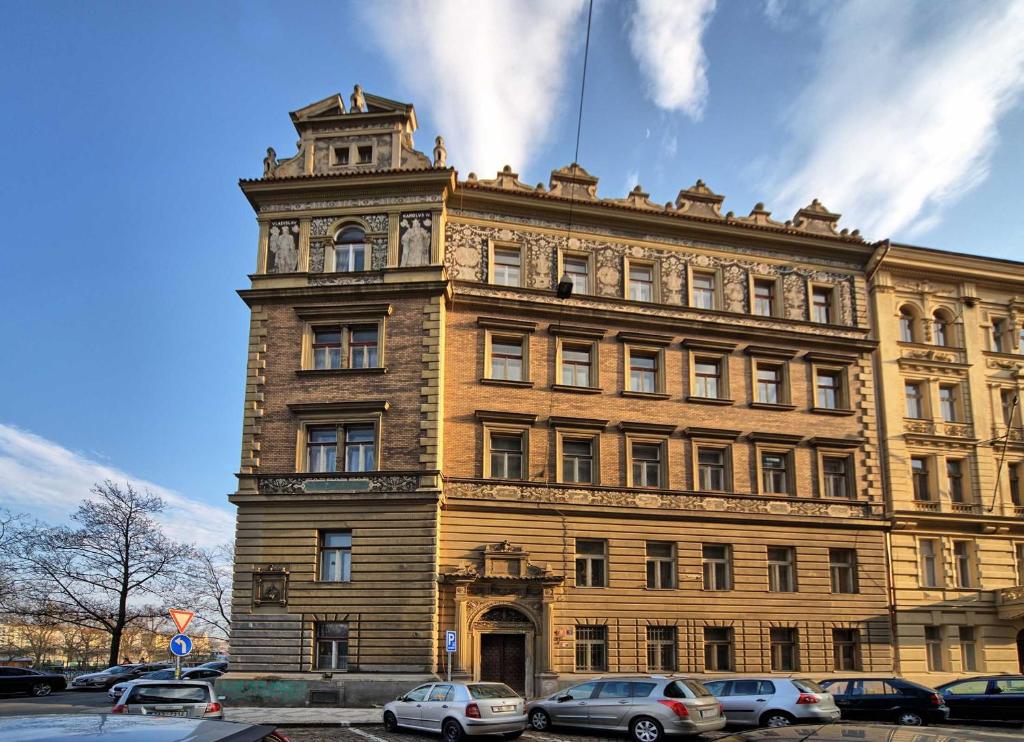 un gran edificio con coches estacionados frente a él en Riverside Apartment, en Praga