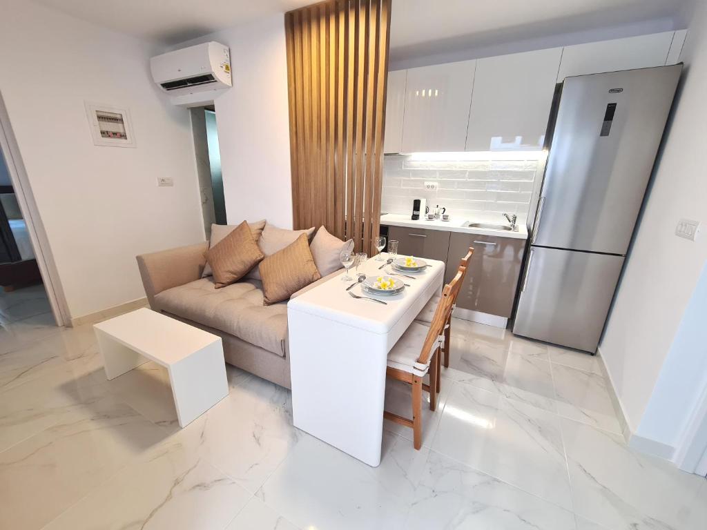 un salon avec un canapé et une table dans l'établissement Monte Smith City Home, à Rhodes