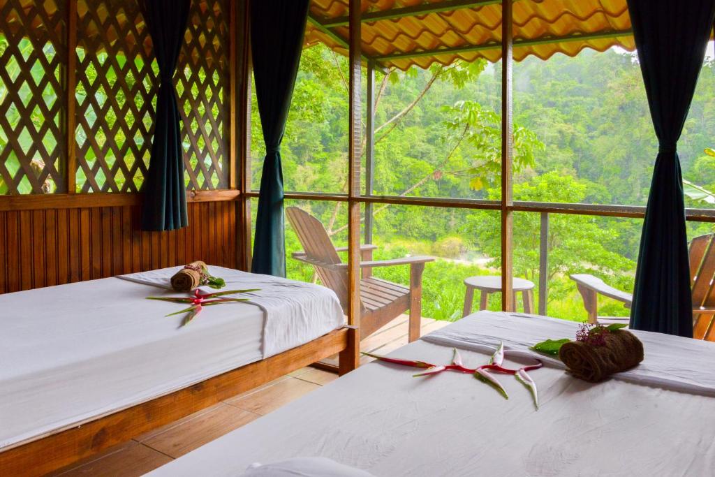 Postel nebo postele na pokoji v ubytování Pacuare River Lodge