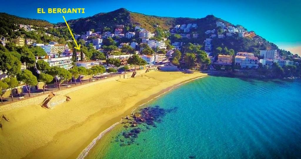 uma vista aérea de uma praia com edifícios e o oceano em Apartaments El Berganti en Canyelles Petites em Roses