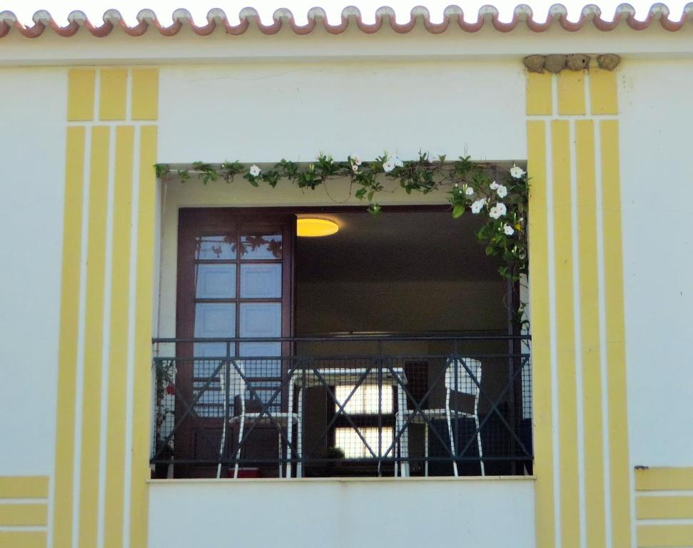 uma varanda com uma mesa e cadeiras num edifício em CAIS APARTMENT by Stay in Alentejo em Vila Nova de Milfontes