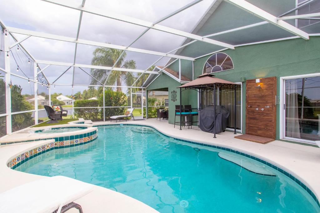 una piscina cubierta con techo de cristal en Celebrate BR, en Orlando