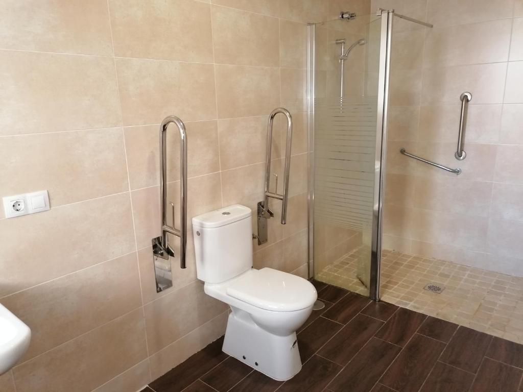 A bathroom at Hostal Hernan Cortes