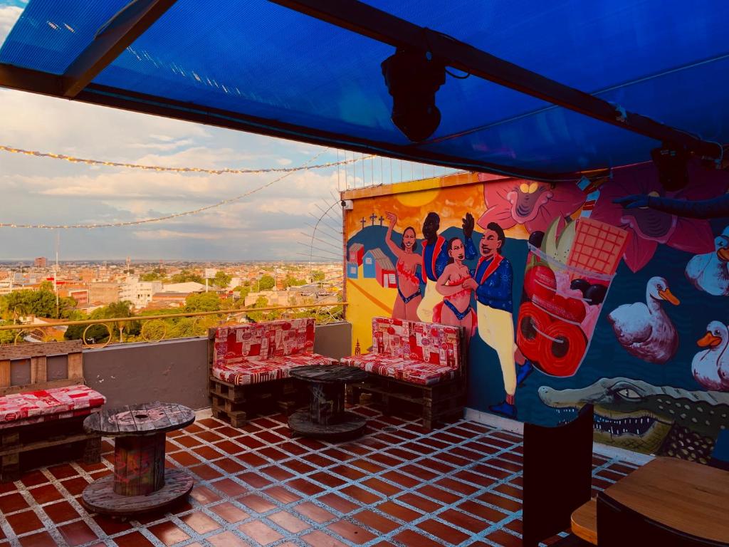 Khu vực ghế ngồi tại La Clave Hostel
