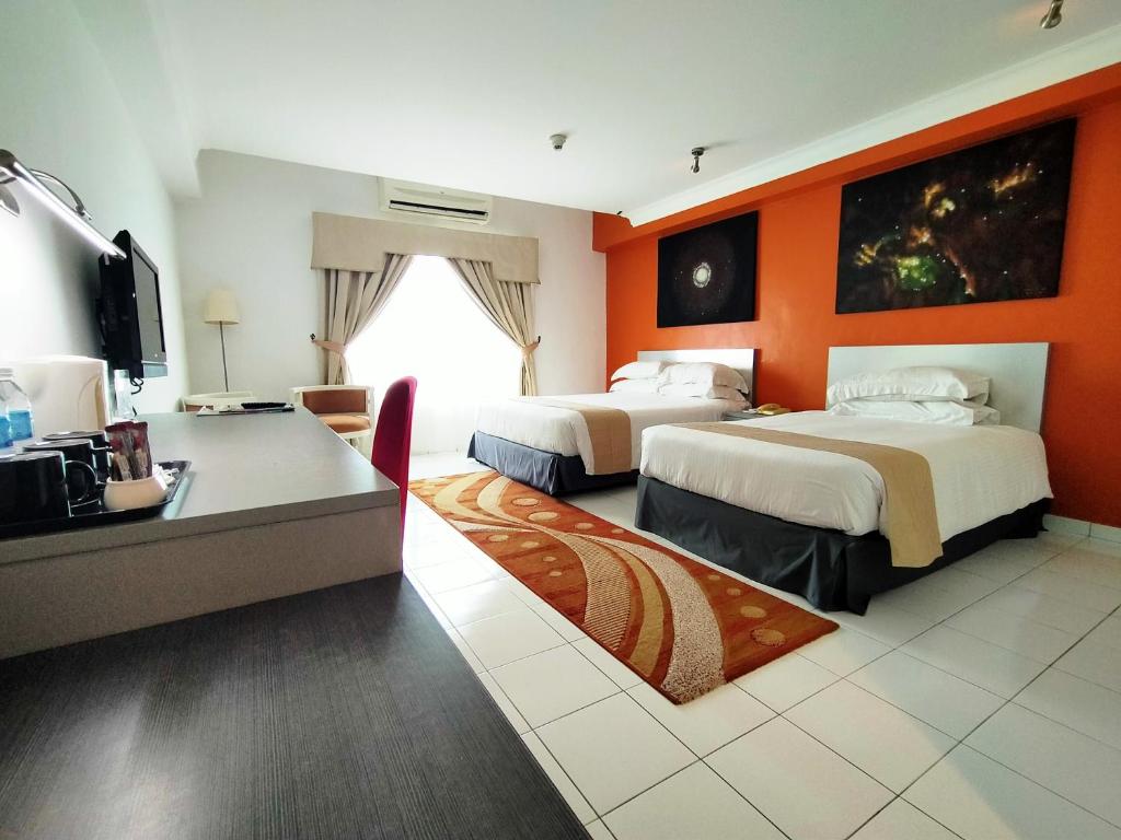 Postel nebo postele na pokoji v ubytování Klana Beach Resort Port Dickson