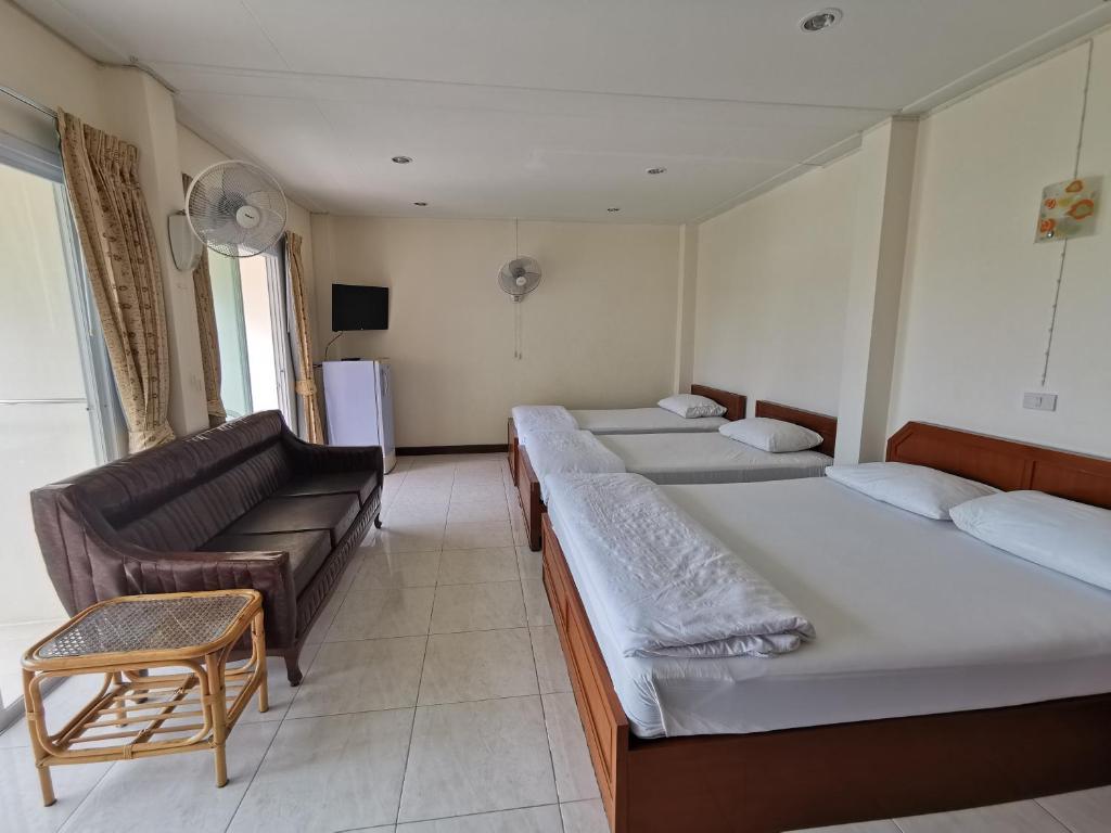 Postel nebo postele na pokoji v ubytování Subhamitra Hotel Hua Hin-SHA Certified